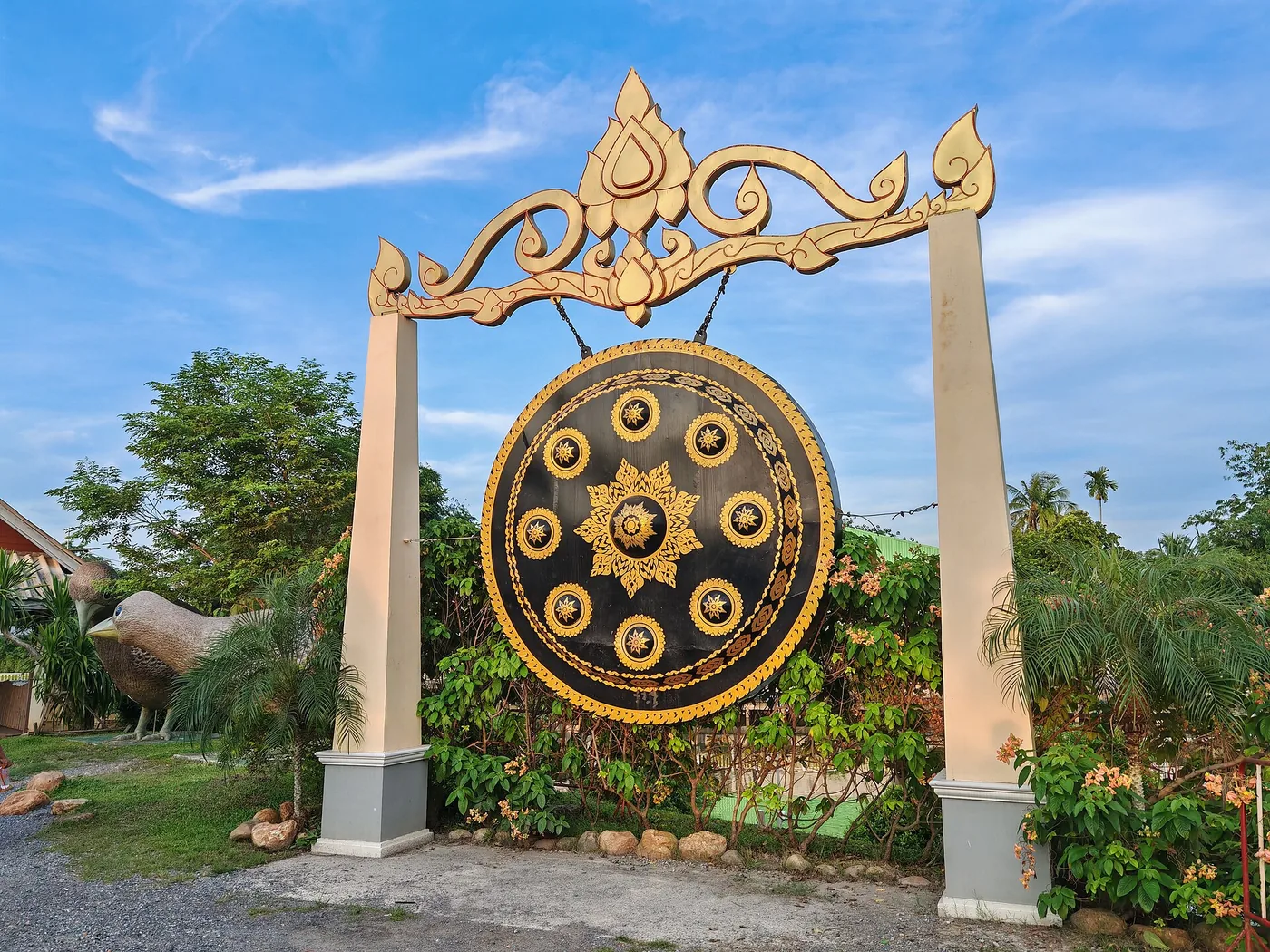 Pasar terapung Khlong Hae: penjual berniaga dari atas sampan.